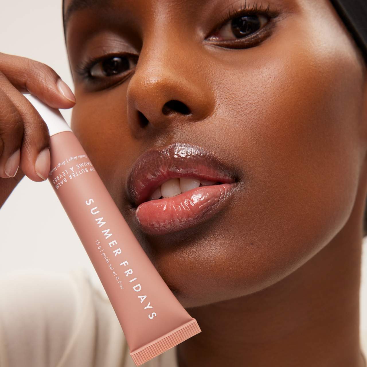  Summer Fridays  Lip Butter Balm Treatment for Hydration + Nourishing Shine Color: Vanilla Beige 